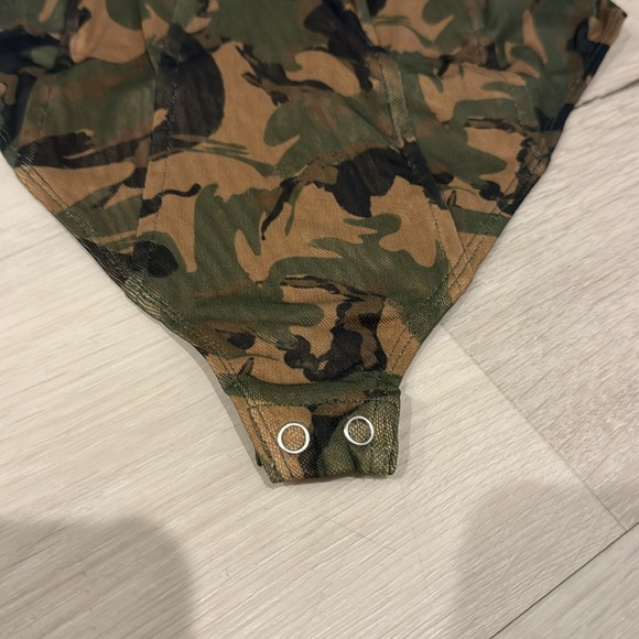 Good American Leaf CAMO001 NWT Printed Mesh Corset Bodysuit with snaps. - Picture 5 of 15